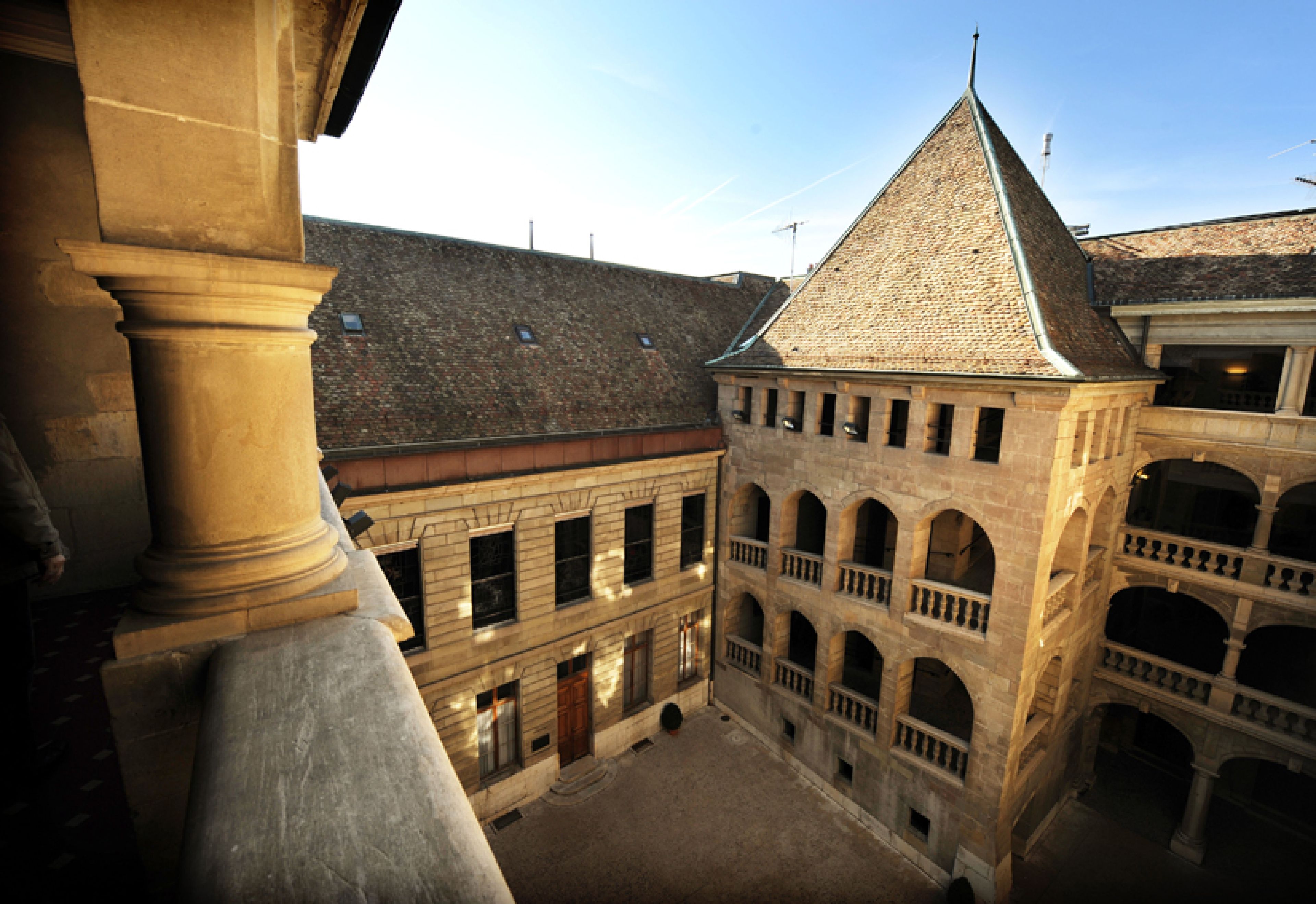 Vue sur la cour de l'Hôtel-de-Ville à Genève