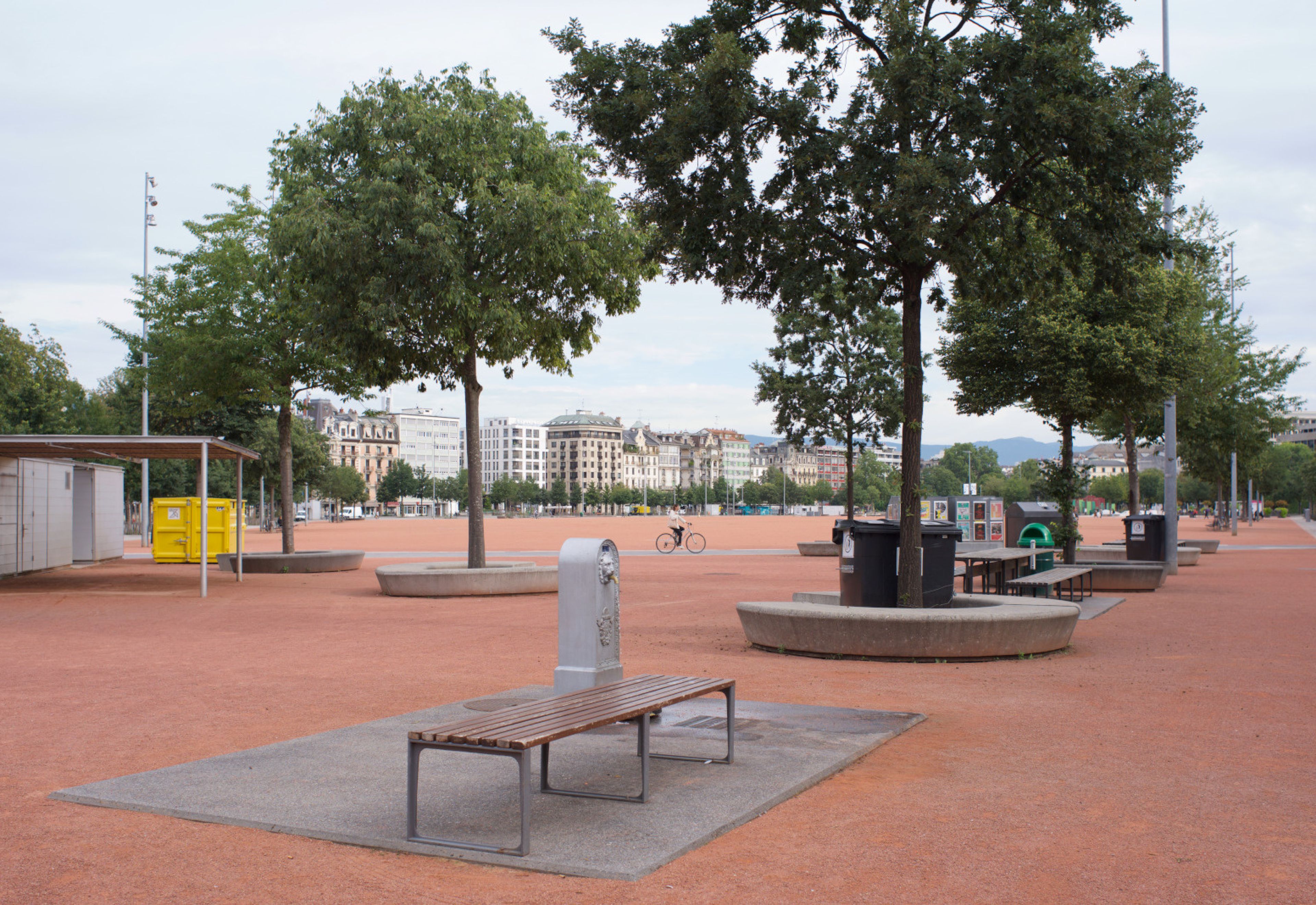 Arbres, bancs et fontaine sur la plaine de Plainpalais